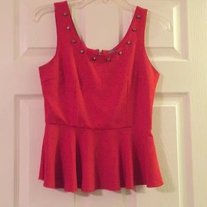 Red shirt w/gold details.Blusa roja con detalles.